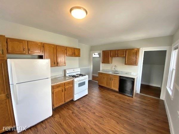 18 Pleasant St Apt 3 - Photo 1