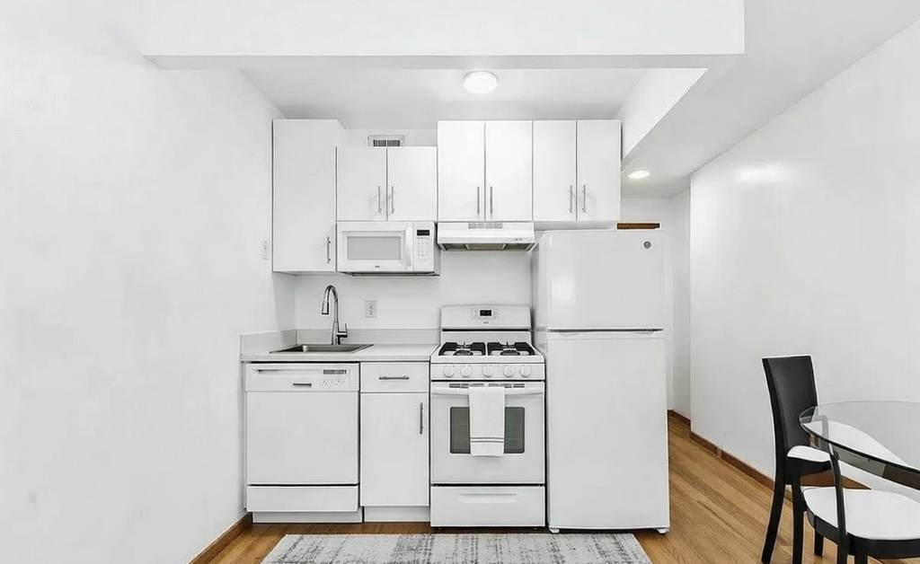 1425 York Avenue - Photo 4