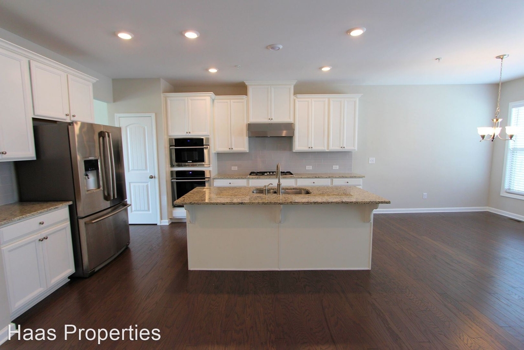 422 Montclair Ct. - Photo 3