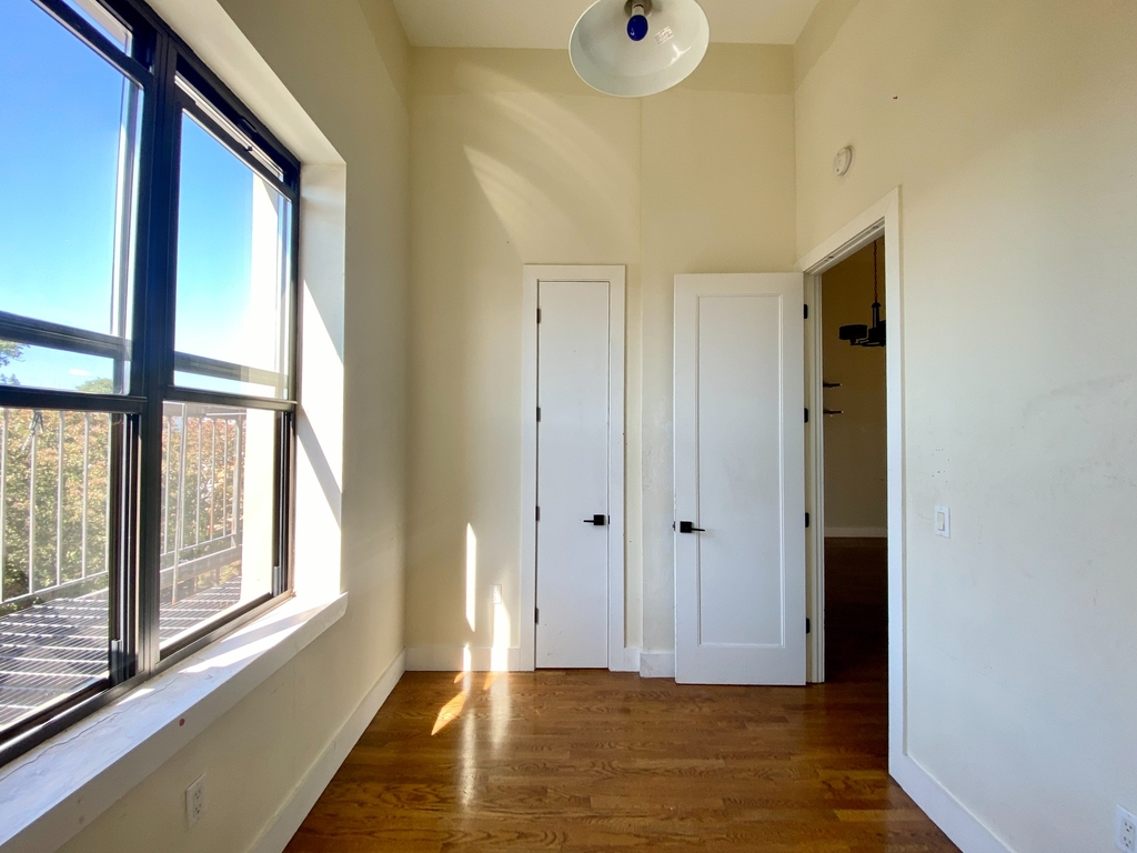 565 Evergreen Avenue - Photo 3