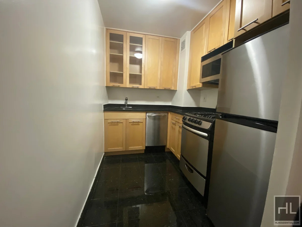 236 East 36th Street - Photo 3