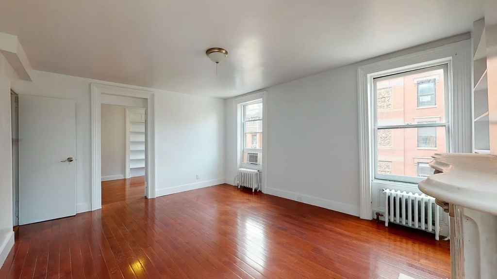 286 West 11th Street - Photo 4