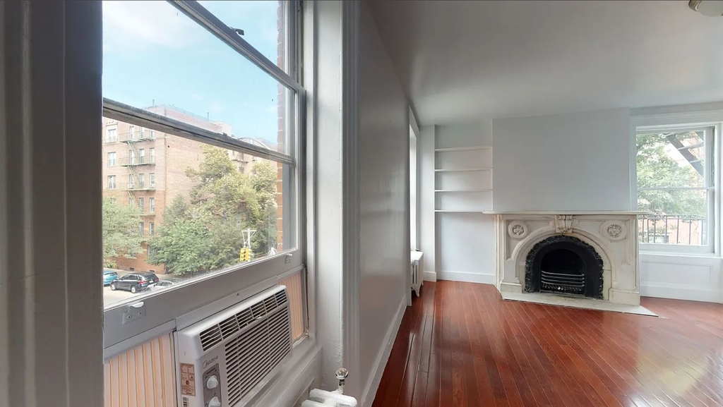 286 West 11th Street - Photo 2