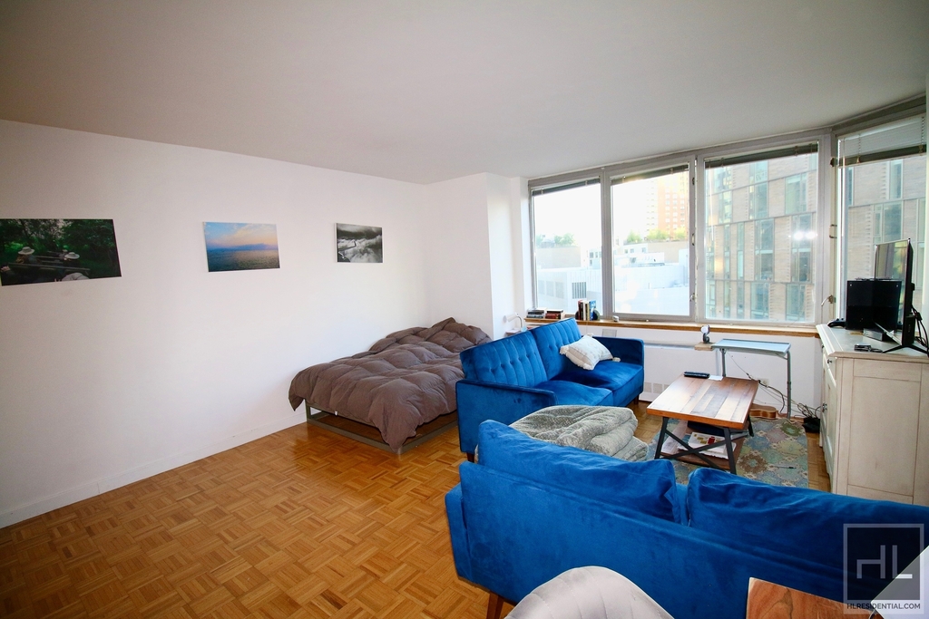 500 West 43 Street - Photo 12