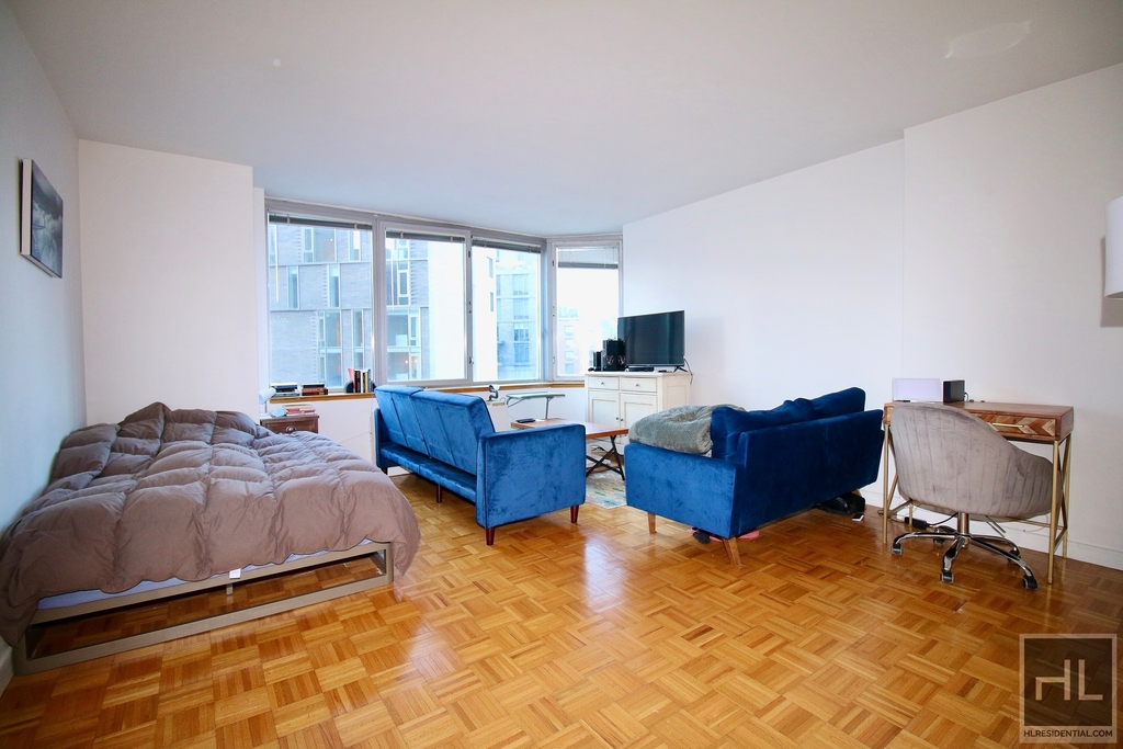 500 West 43 Street - Photo 10