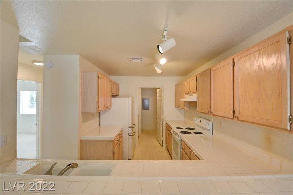 7061 Roscoe Avenue - Photo 15