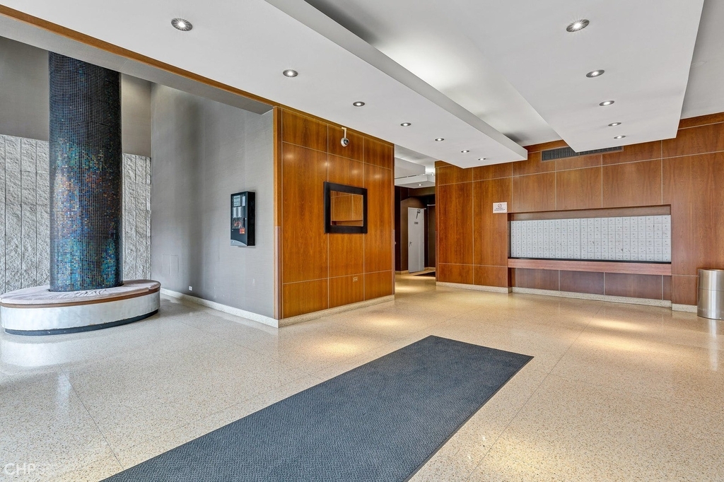 450 W Briar Place - Photo 2