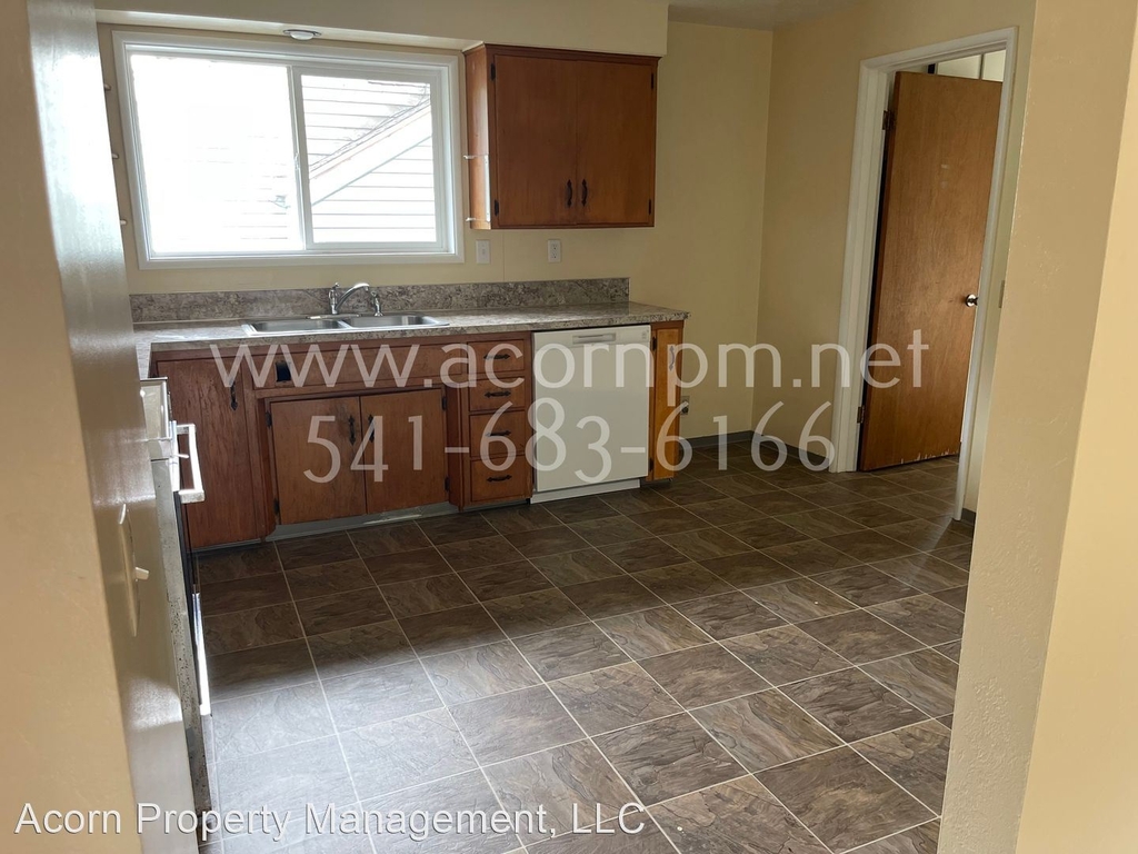 860 W 23rd - Photo 2