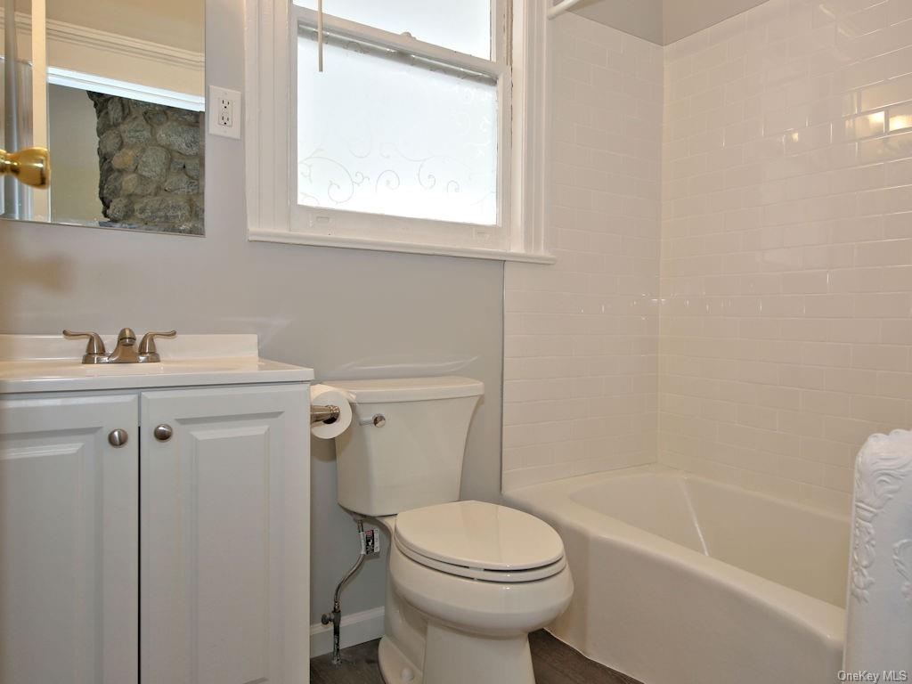 215 Travers Avenue - Photo 8