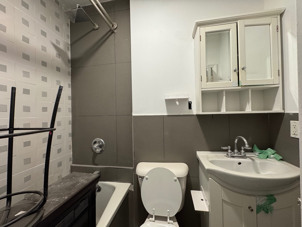 828 Halsey Street - Photo 6
