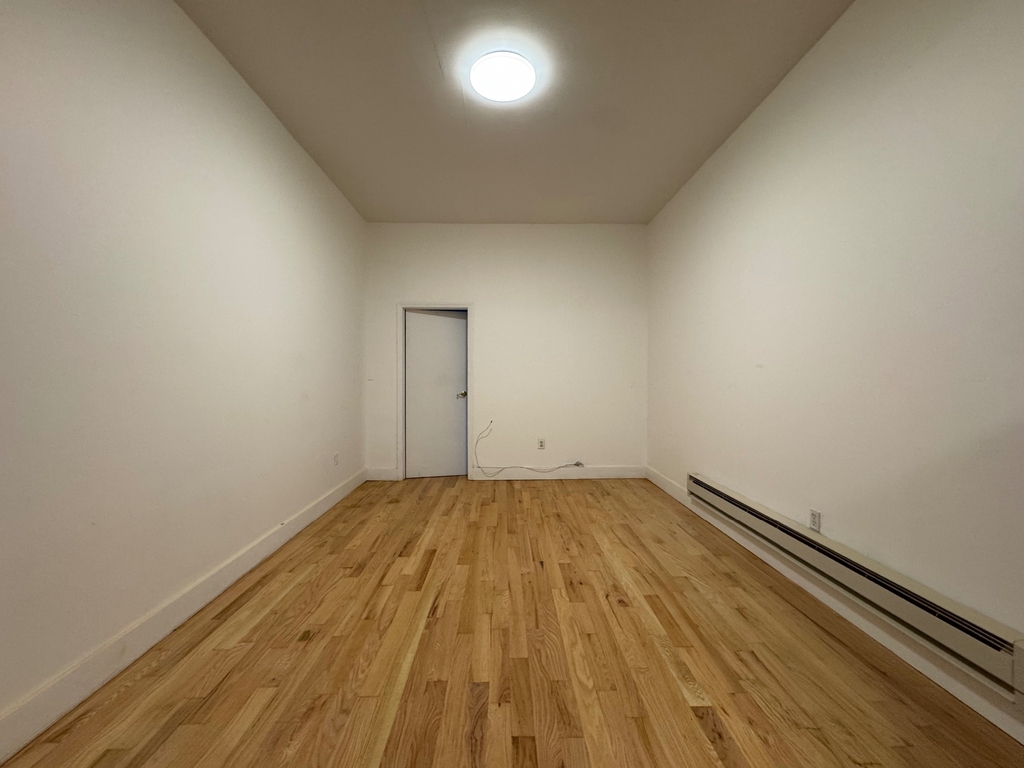 828 Halsey Street - Photo 2