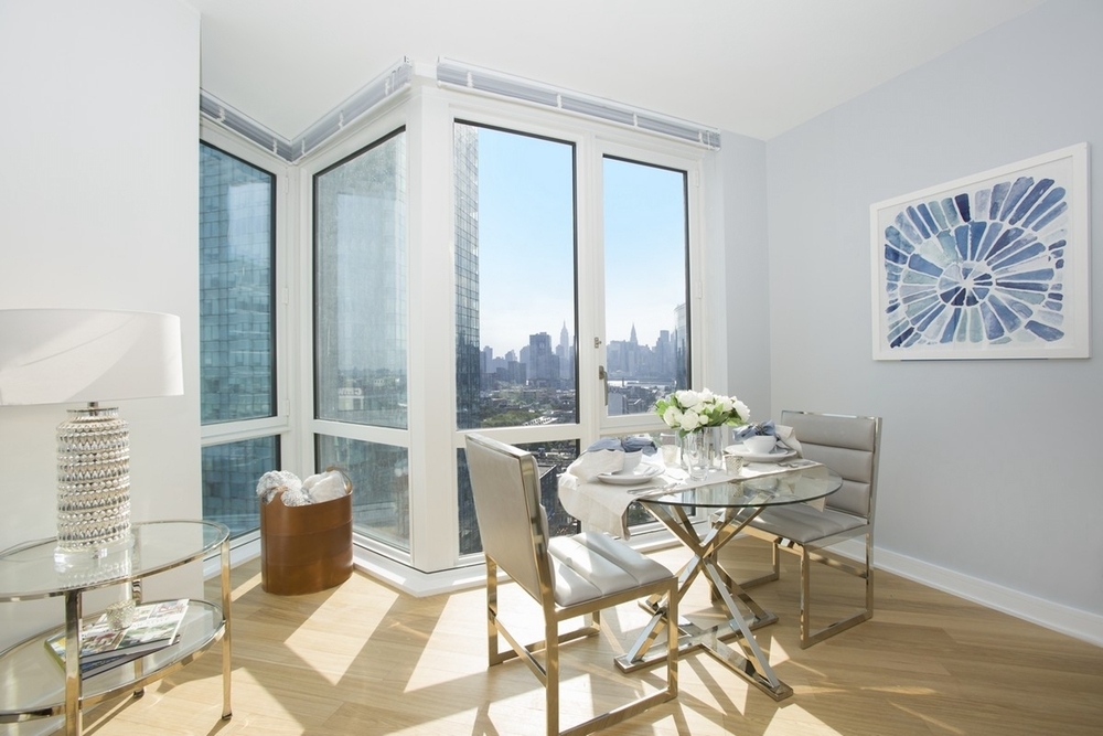 2 Court Square - Photo 2