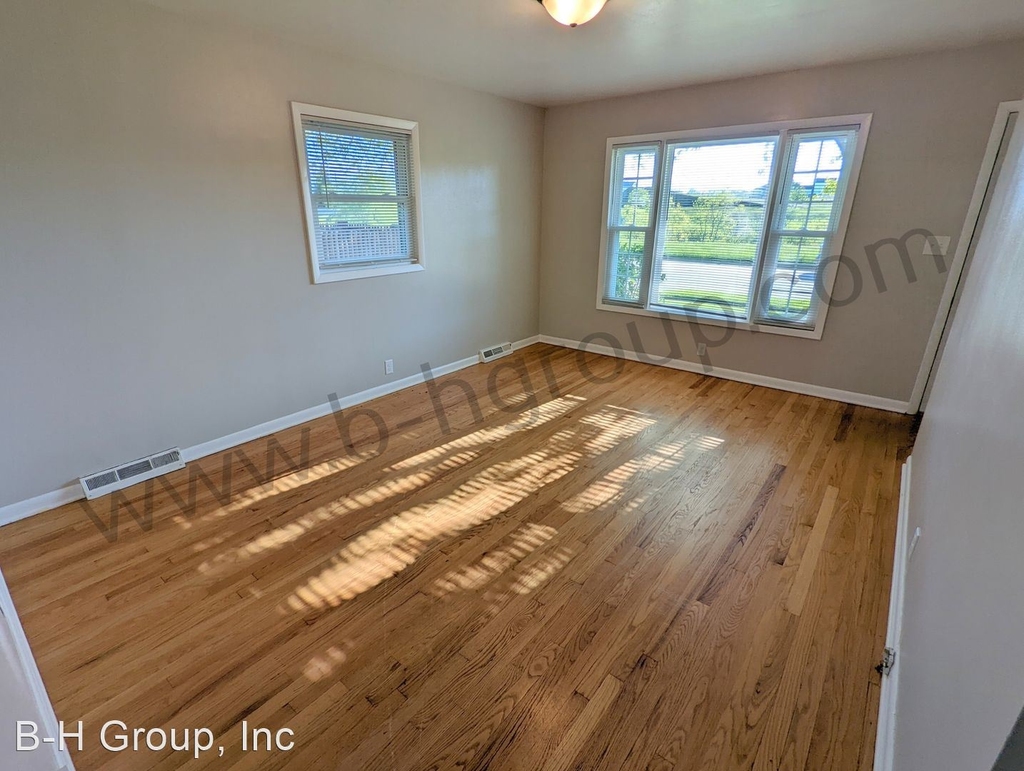 4033 32nd Ave - Photo 2