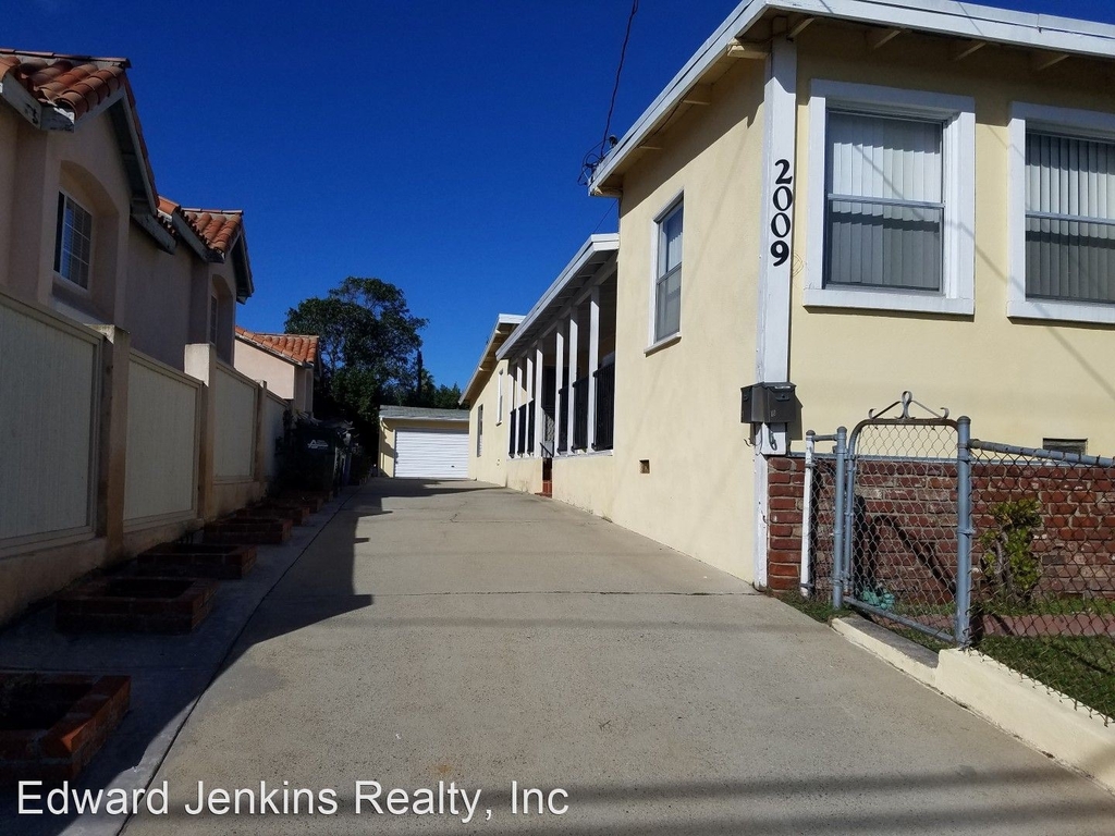 2009 Vanderbilt Lane - Photo 1