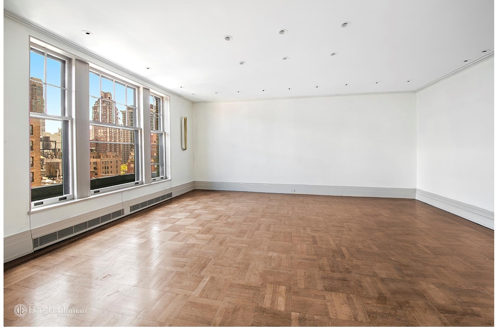 555 Park Ave - Photo 3