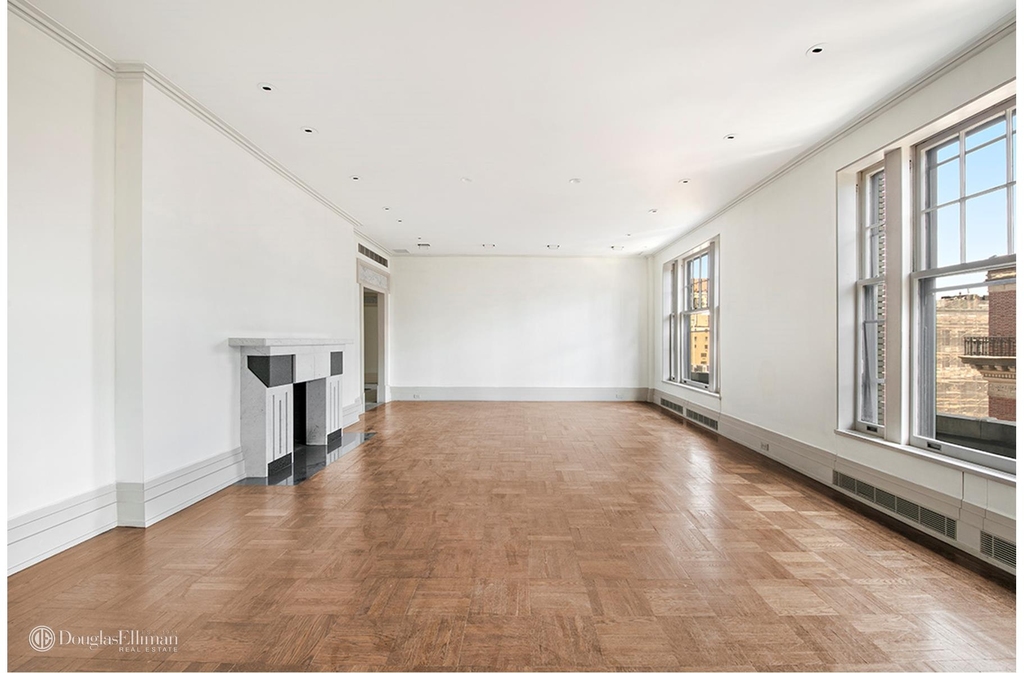 555 Park Ave - Photo 2