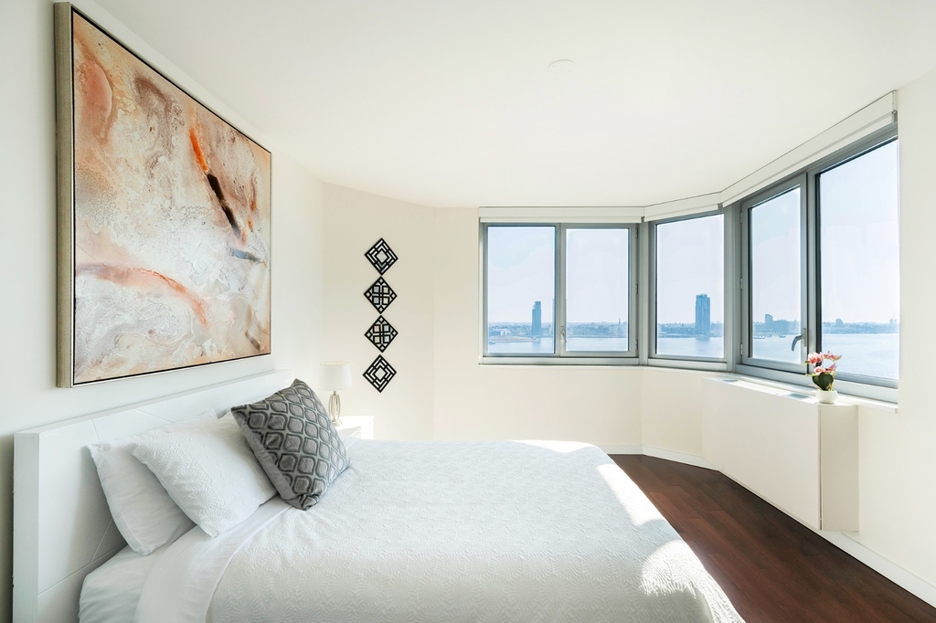 401 East 34th Street - Photo 2