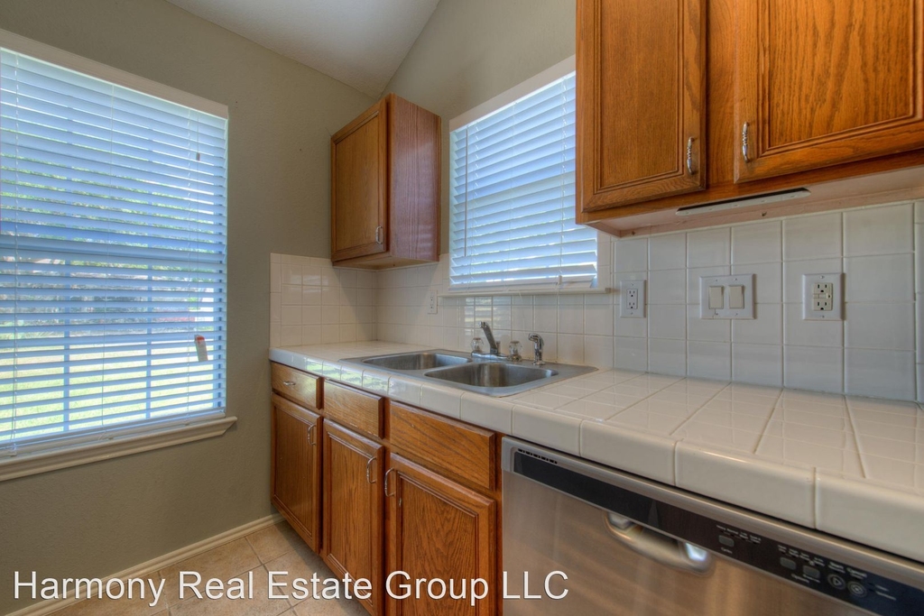 2311 Lasso Dr - Photo 11