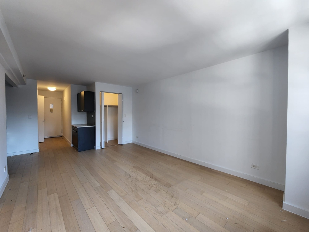 222 East 39th Street - Photo 0