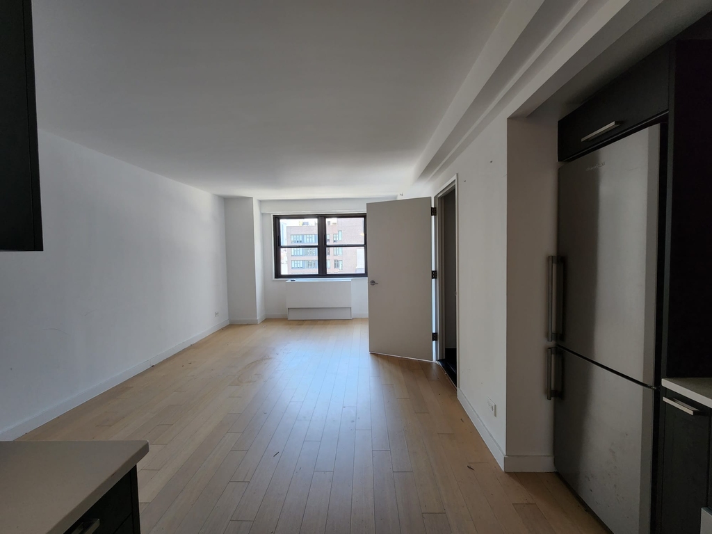 222 East 39th Street - Photo 10