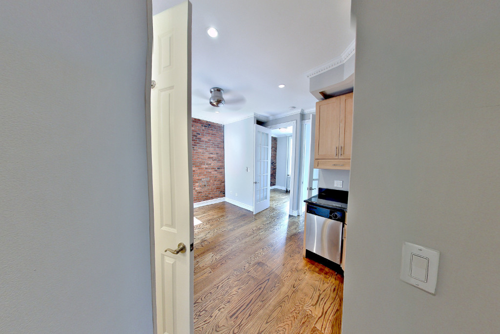 2 BEDROOM/CONVERTIBLE TO 3 MURRAY HILL APARTMENT, W/D IN UNIT - NO FEE - Photo 0