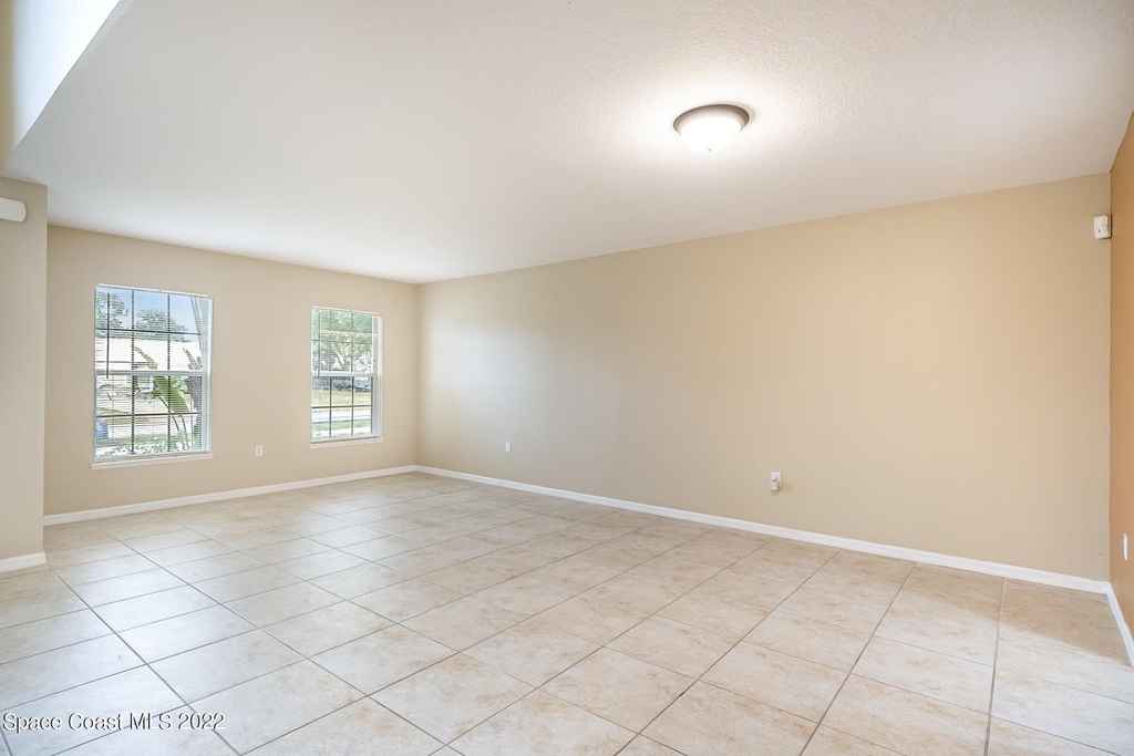 674 Americana Boulevard - Photo 5