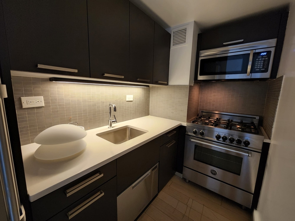 222 East 39th Street - Photo 17