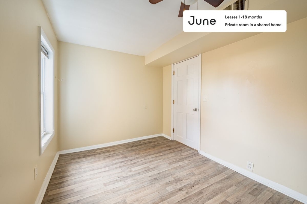 2619 North California Avenue - Photo 2