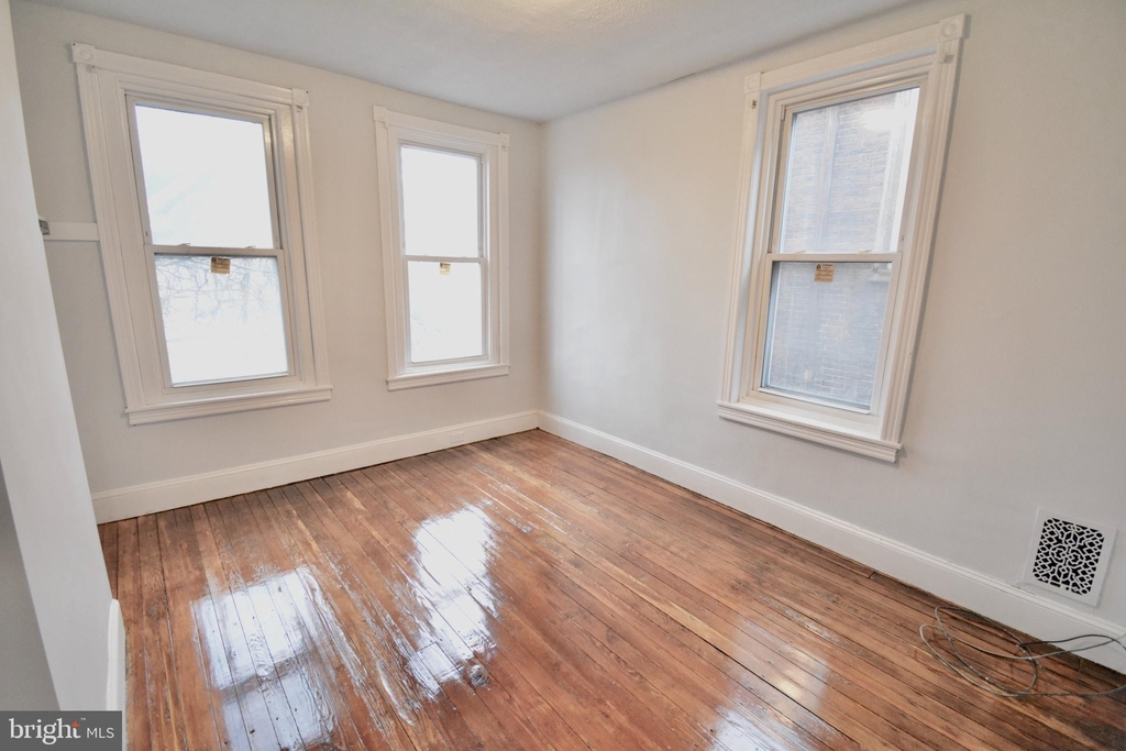 242 W Berkley Street - Photo 14