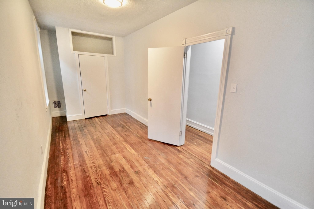 242 W Berkley Street - Photo 12