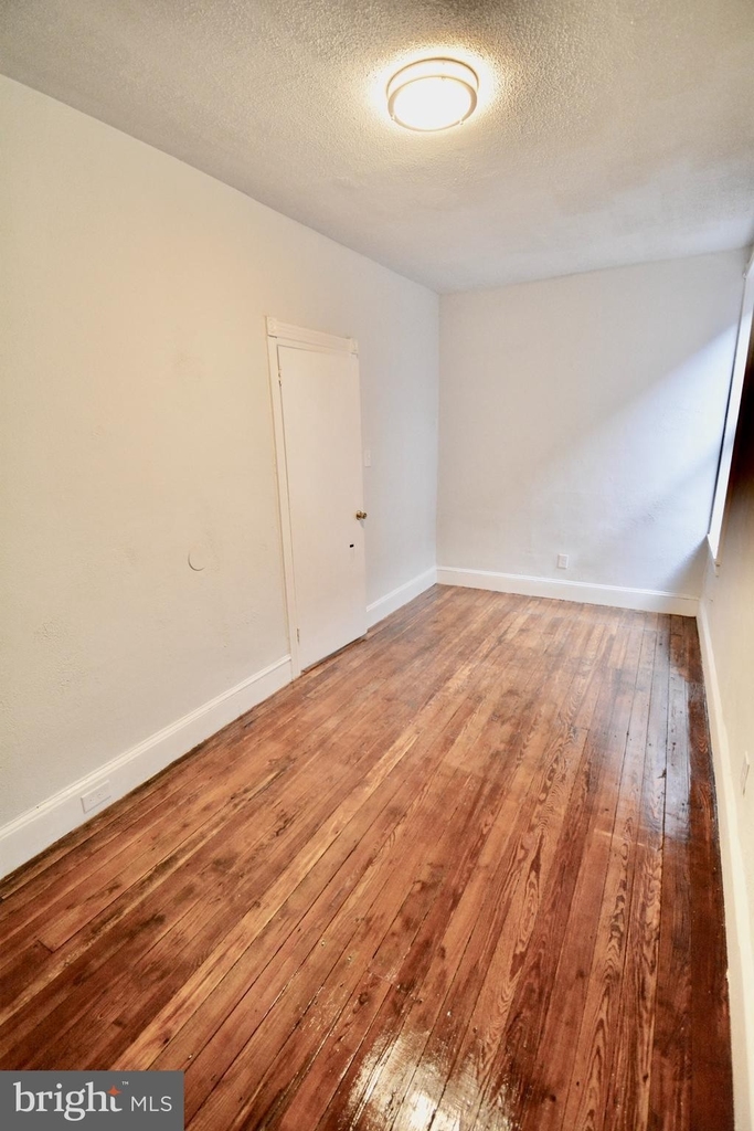 242 W Berkley Street - Photo 11