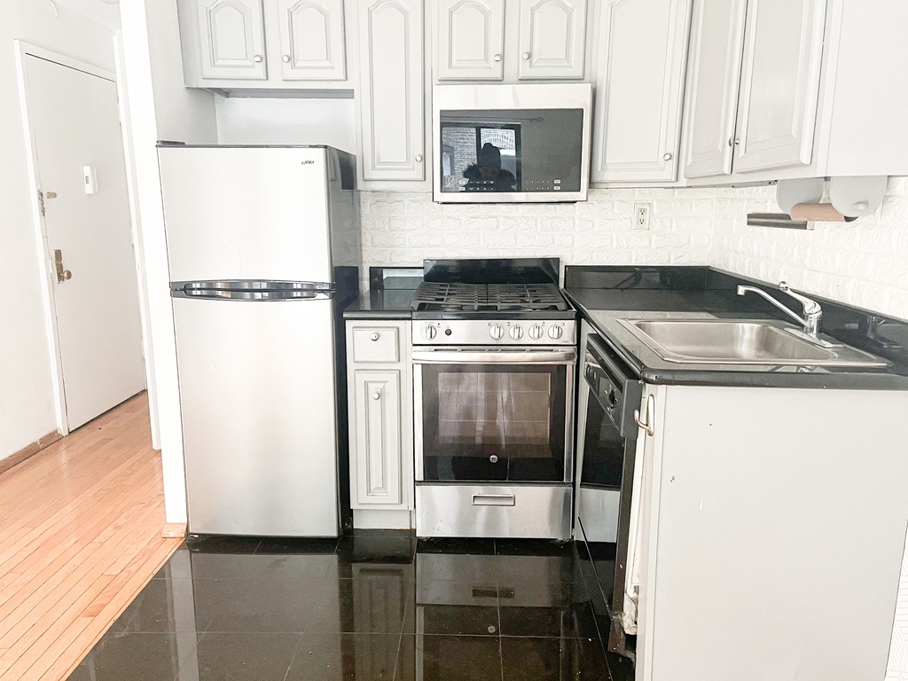212 East 10th Street - Photo 5