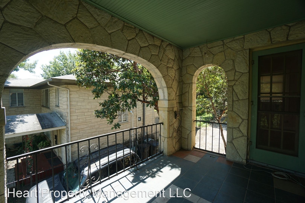 318-320 E Lullwood - Photo 4