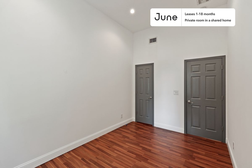 1110 Halsey Street - Photo 2