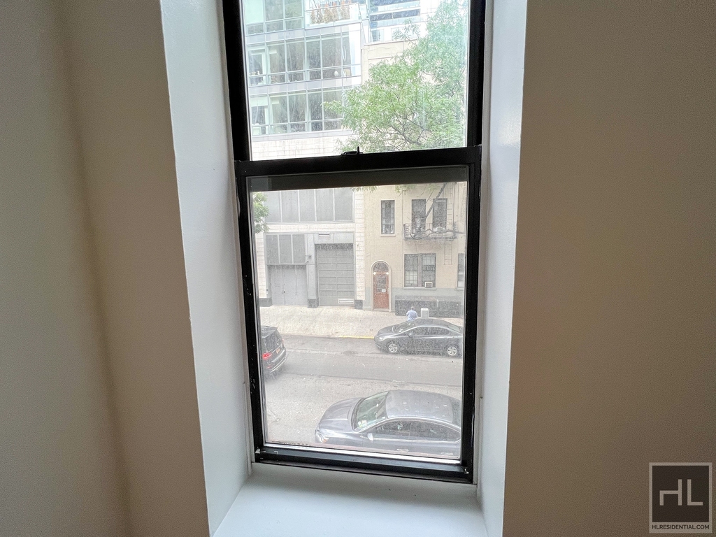 East 85 Street - Photo 12