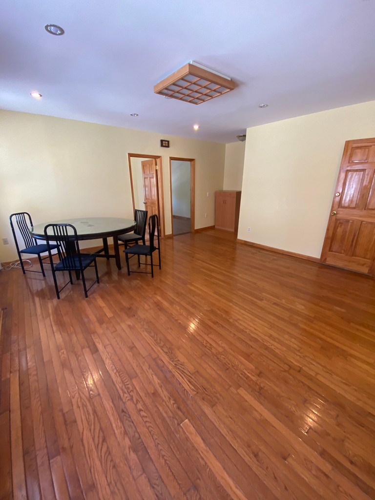 EAST 21ST - Photo 2