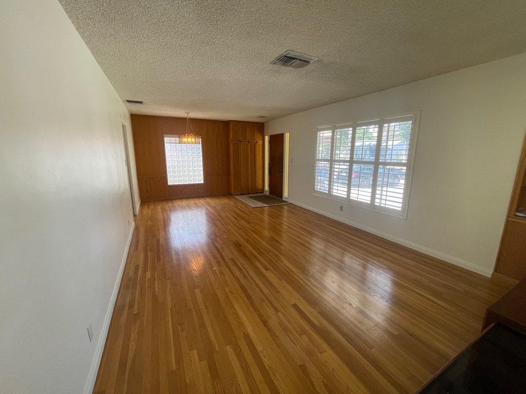 17640 Kittridge Street - Photo 2