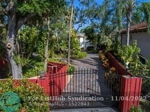 1240 Sw 14th Ave - Photo 2