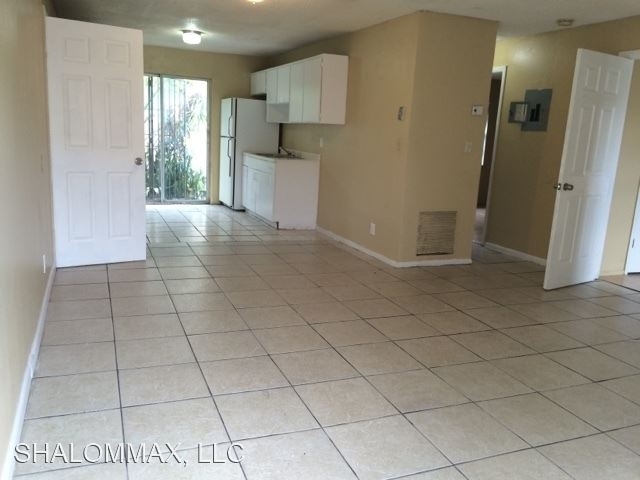 1104 Nw 8 Ave - Photo 2