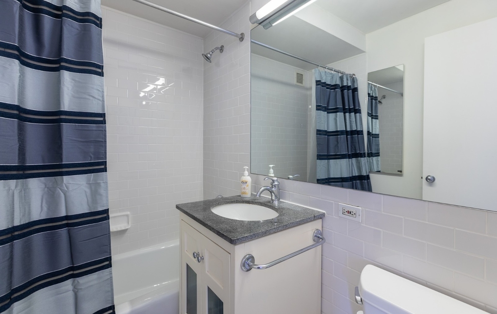 271 W 47th St - Photo 7