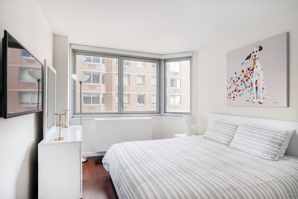 401 East 34th Street - Photo 6