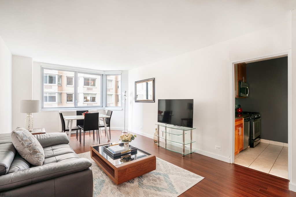 401 East 34th Street - Photo 2