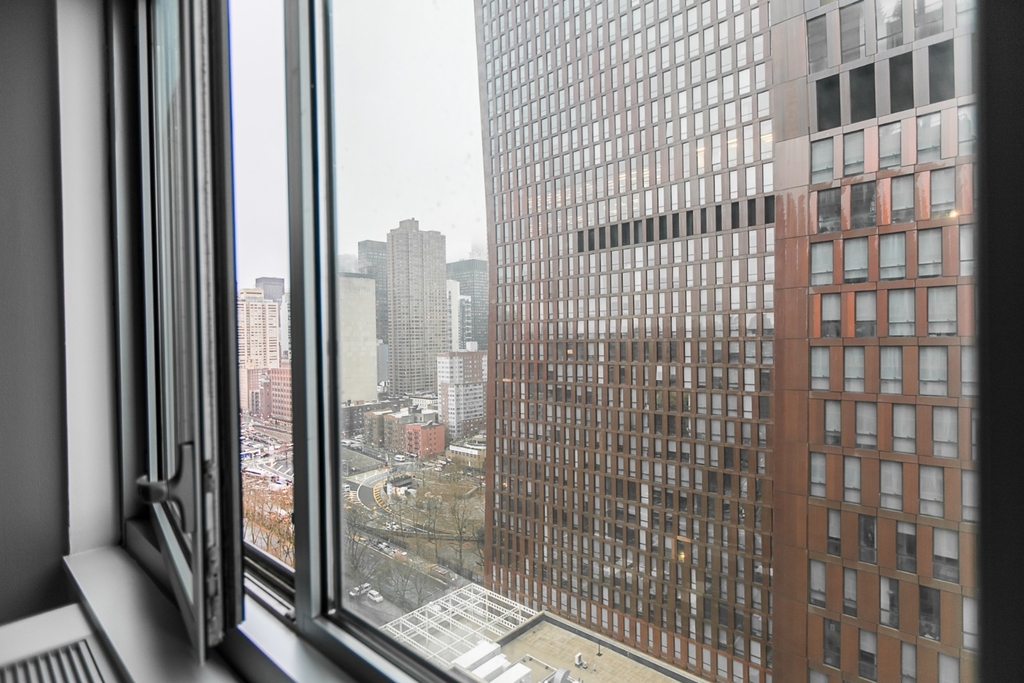 401 East 34th Street - Photo 8