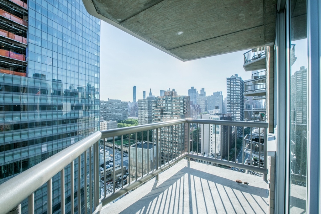 401 East 34th Street - Photo 2