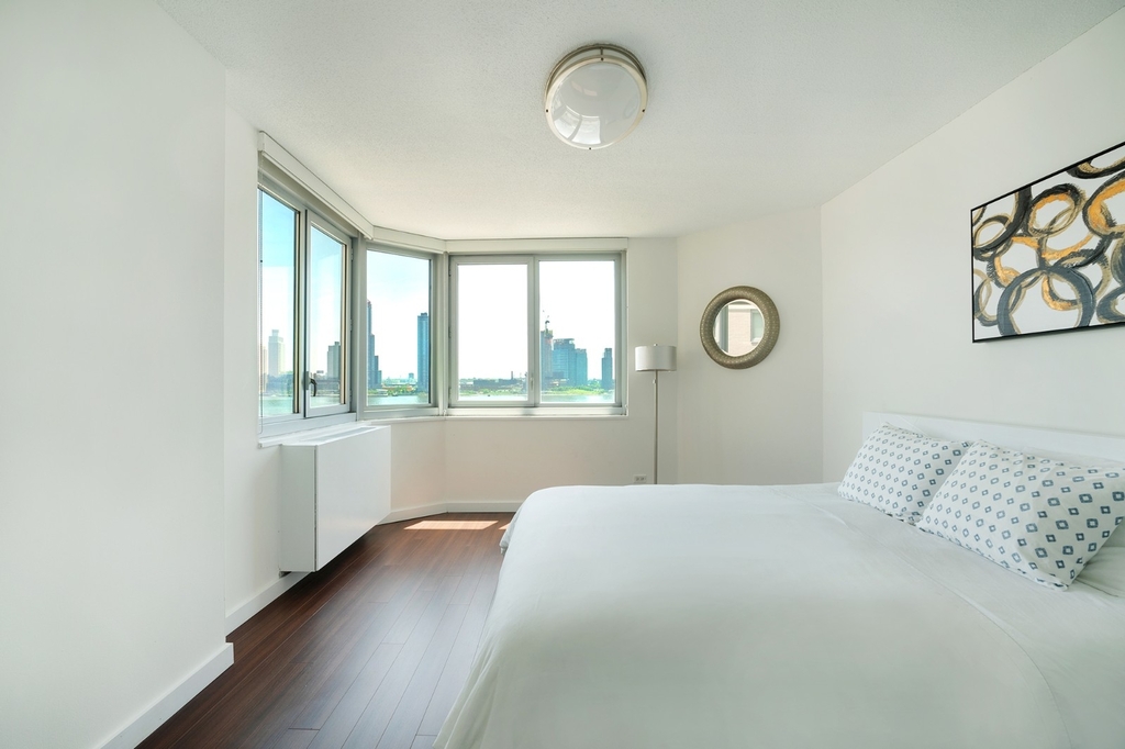 401 East 34th Street - Photo 3