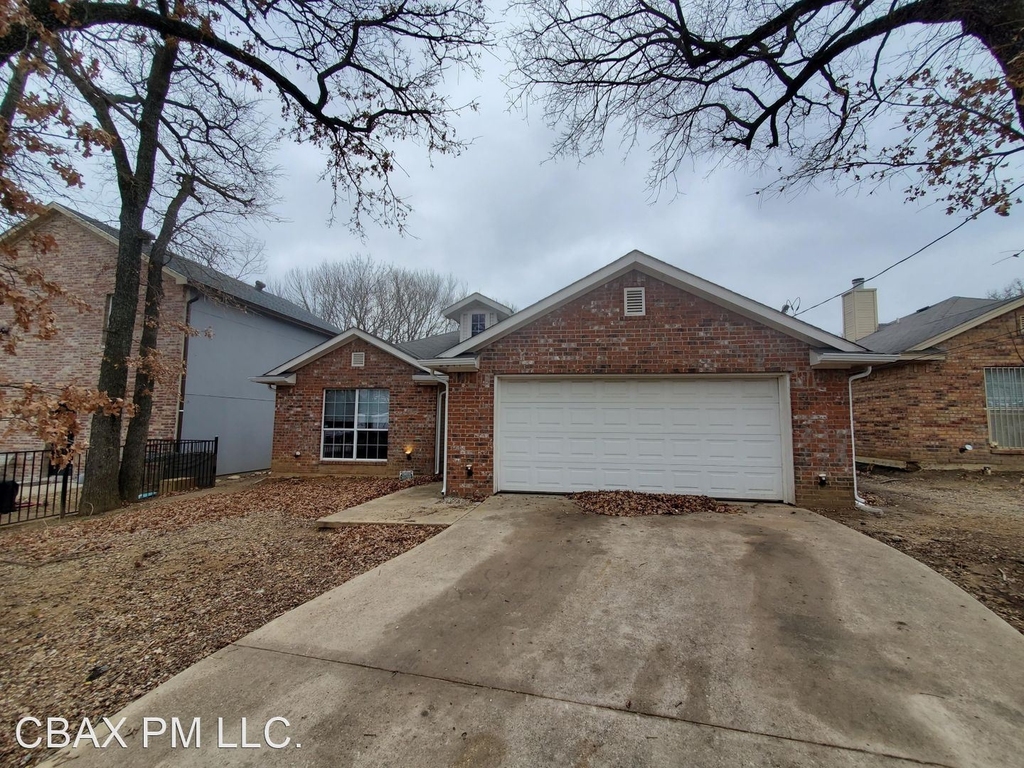 2047 Echo Lake Dr - Photo 2