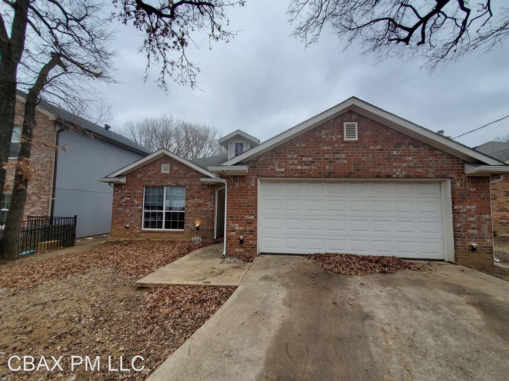 2047 Echo Lake Dr - Photo 0