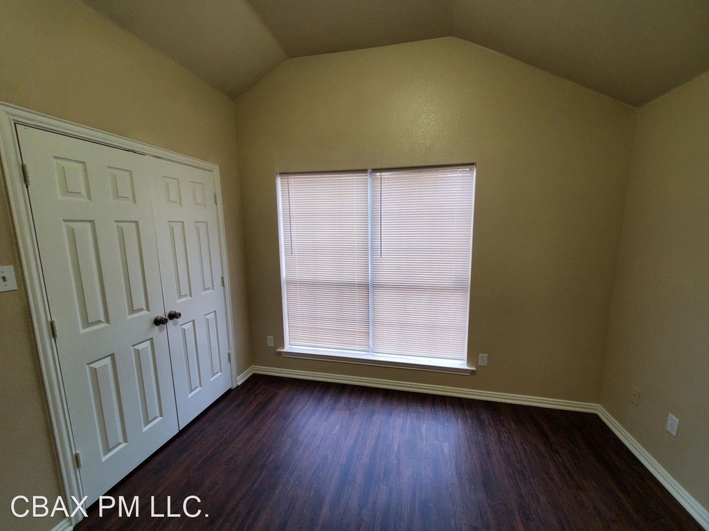 2047 Echo Lake Dr - Photo 4