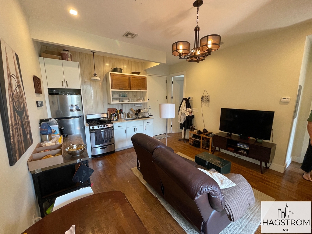 565 Evergreen Avenue - Photo 0