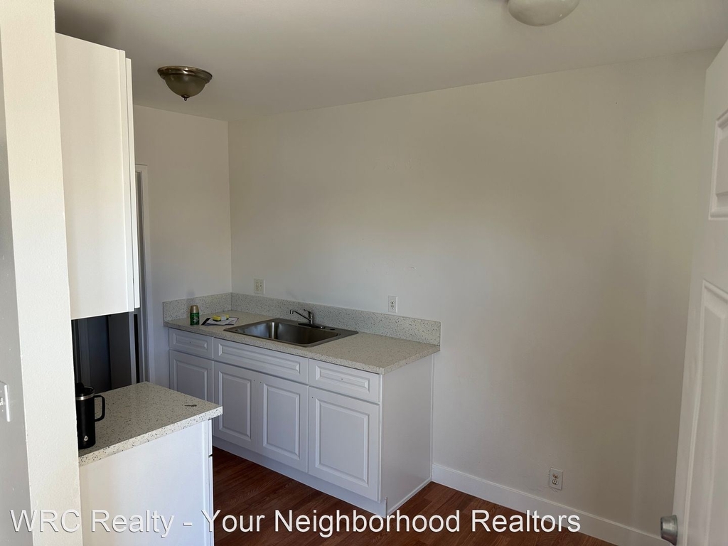 632 W 9th Street - Photo 2